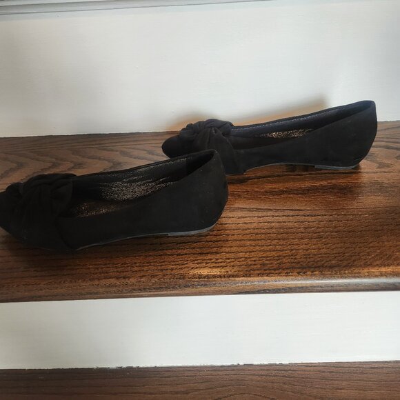 Women's Black Flats Slip On Shoes Pointed Toe Black Size 6 Fergalicious EUC - Picture 3 of 9
